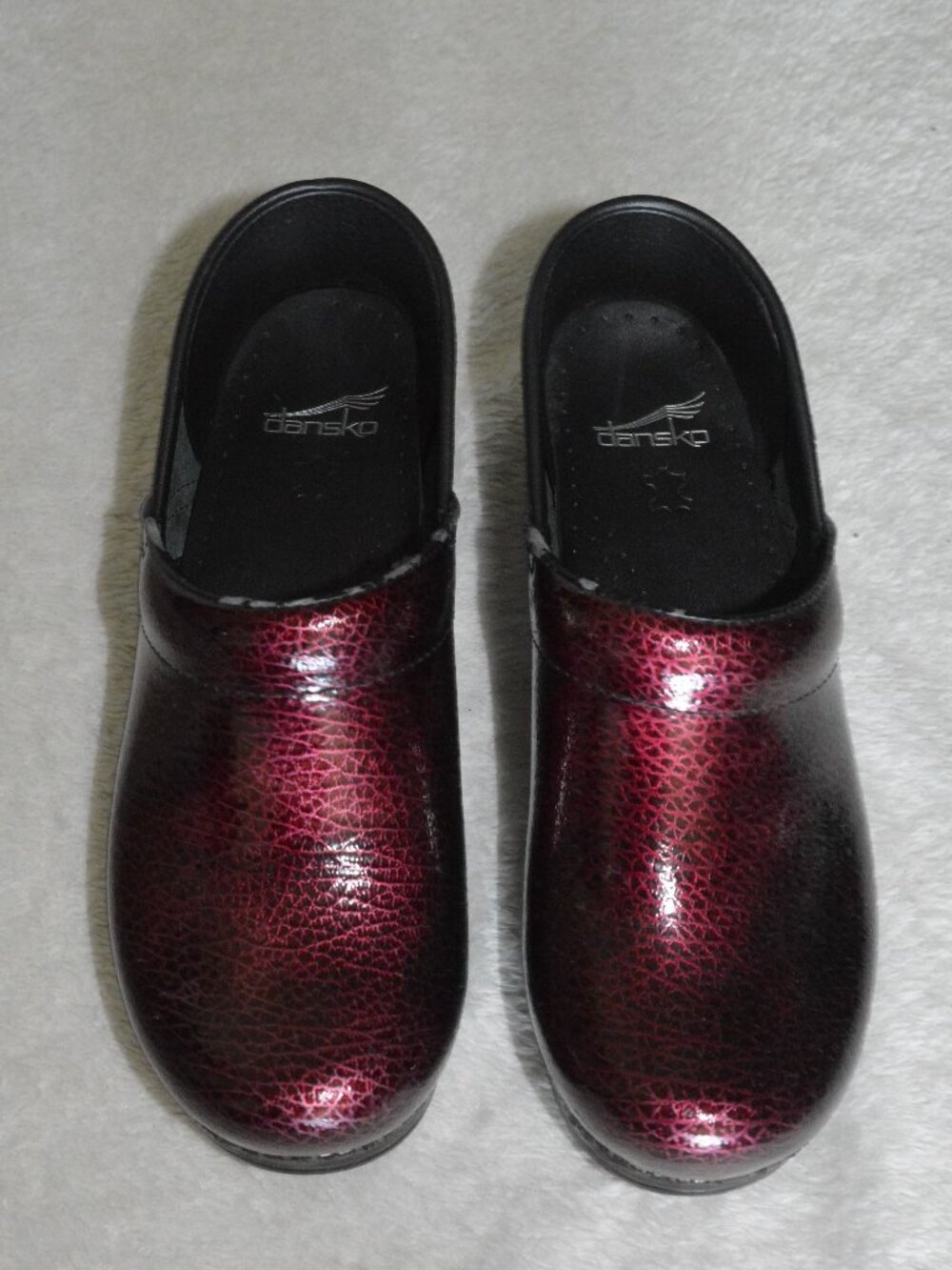 Dansko Women's Clogs Glossy Dark Red and Burgundy Crackle Women's EU 39/US 8.5